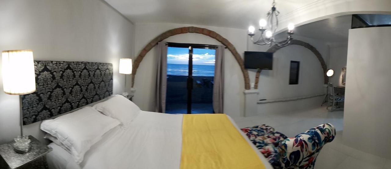 Sunbloom Beachfront Hotel And Restaurant Zambales Sinabacan Екстер'єр фото