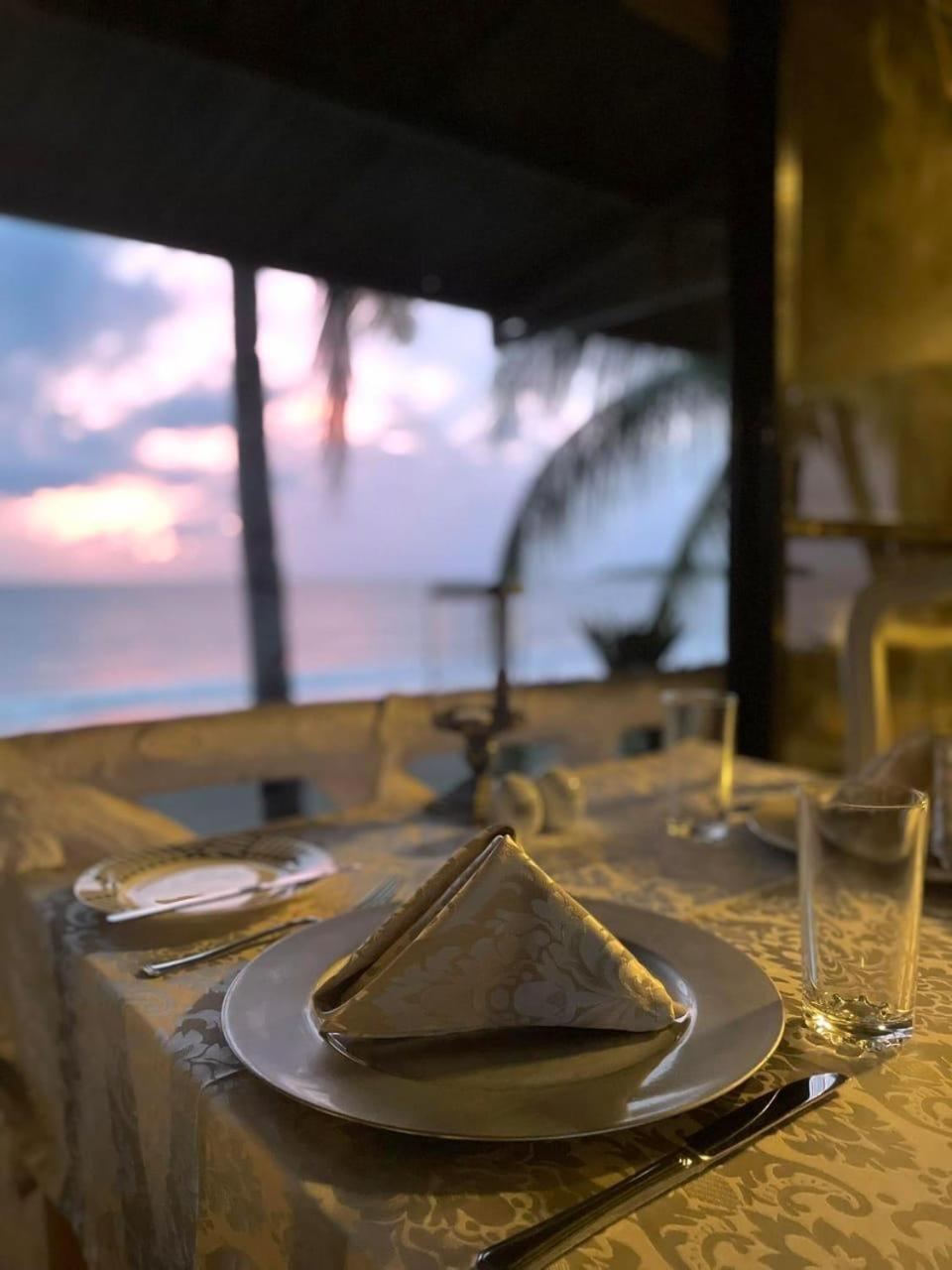 Sunbloom Beachfront Hotel And Restaurant Zambales Sinabacan Екстер'єр фото
